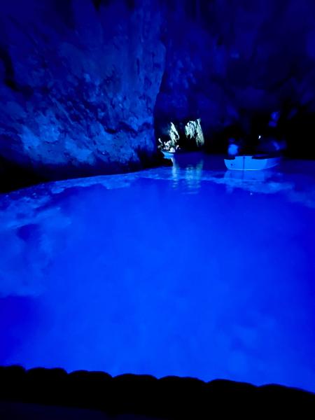 アドリア海ビシェボ島、青の洞窟