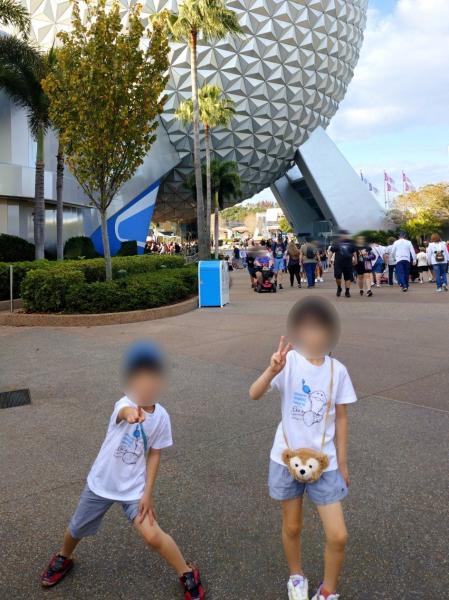 エプコットにて姉弟でピース。12月でもフロリダは半袖OK！