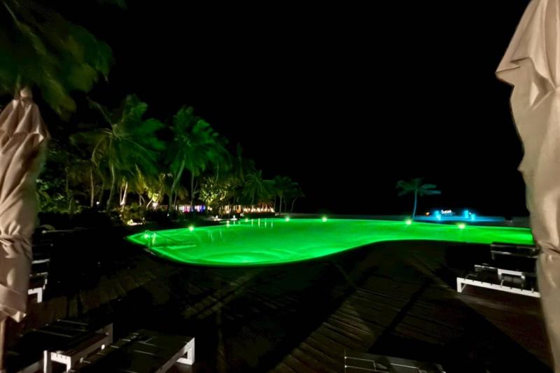 夜のプールも幻想的で大人な雰囲気でした