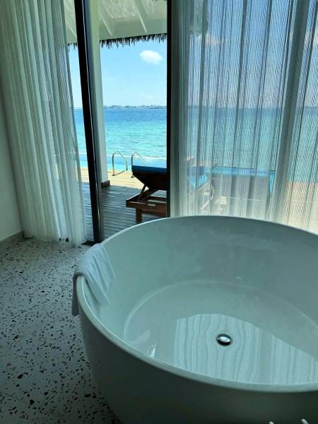 海を望む丸いバスタブもかわいいですね！