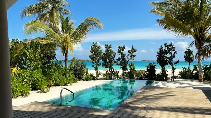 お部屋の前にはデッキとプライベートプールがあります