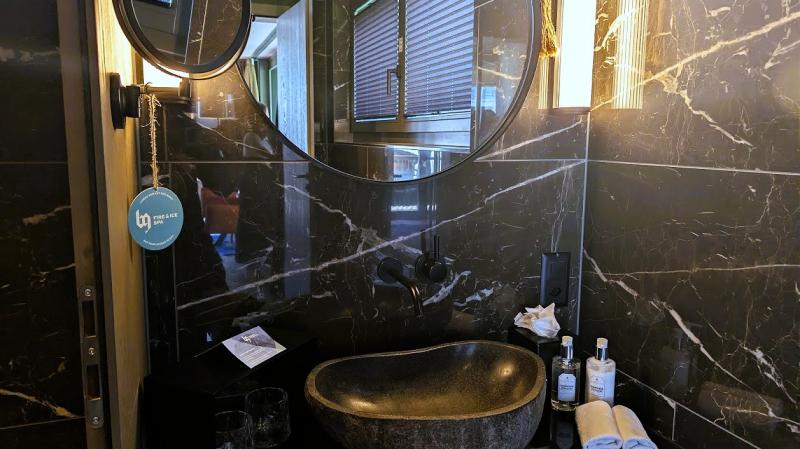 黒のマーブル模様で洗練されたバスルーム