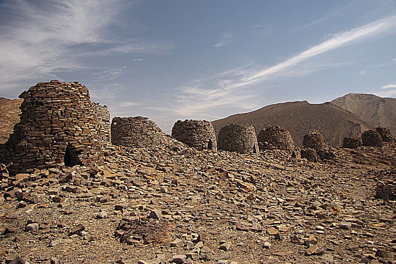 ◆バット、アル-フトゥム、アル-アインの古代遺跡群（Archaeological Sites of Bat, Al-Khutm and Al-Ayn）／1988年登録紀元前2500年頃よりアフダル山地で採掘した銅をメソポタミアに輸出し、富を得たと考えられているマガン地方の遺跡群。バット、アル-フトゥム、アル-アインの集落跡などで、扁平な石を積んだ建造物や、蜂の巣状の墳墓などが発掘されています。