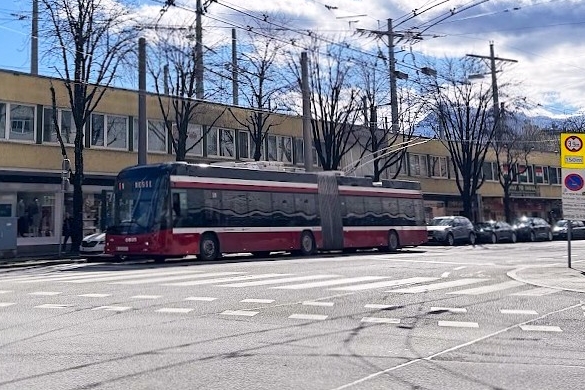 このようなトロリーバスにもらくらく乗車