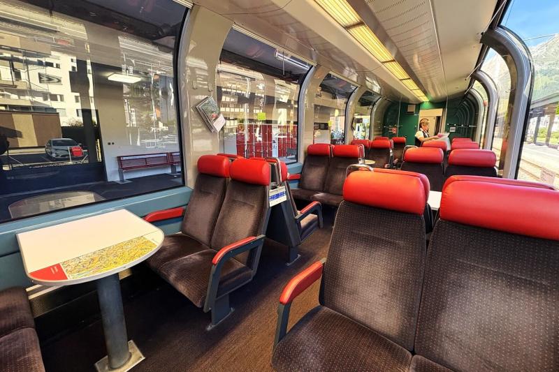 ゆったりした1等（パノラマカー）の車内