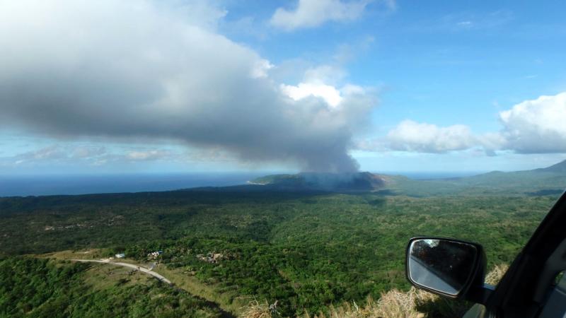 世界で最も火口に近づける場所として知られるヤスール火山の噴煙（バヌアツ・タンナ島）