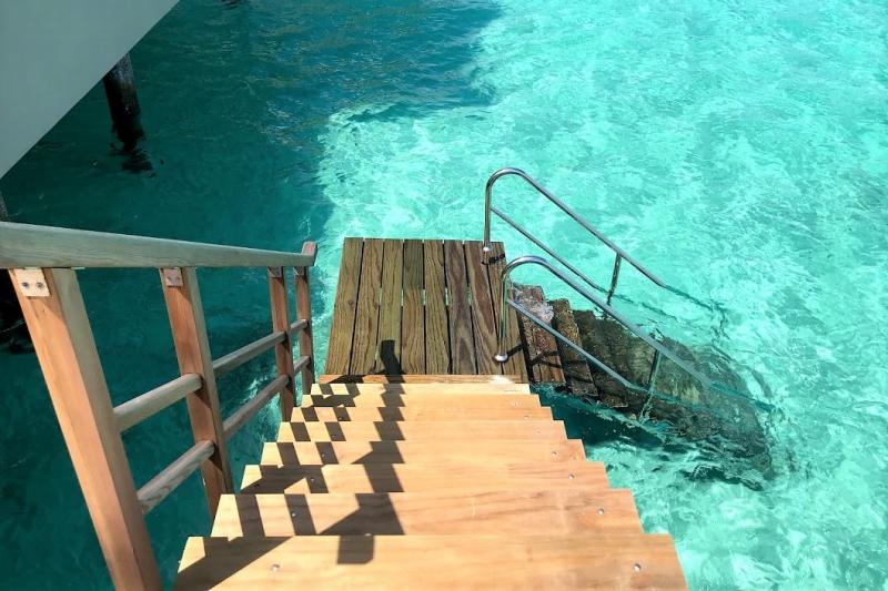 海へ降りられる階段