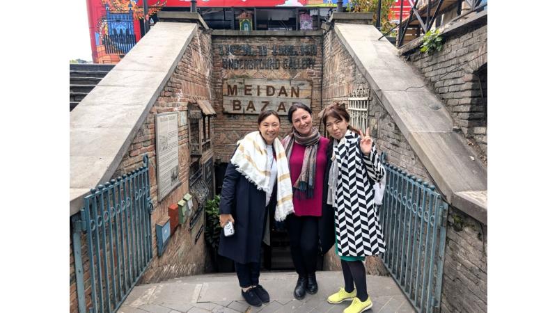 日本語ガイドの方と一緒に旧市街の「メイダンバザール」にて。この地下では素敵なお土産がたくさん買えます！