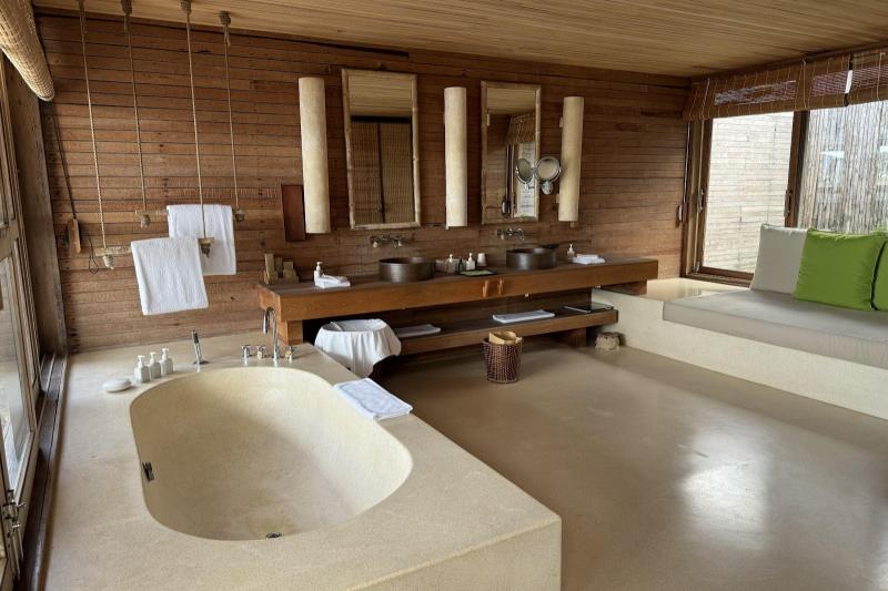 1階には広々としたバスルーム。水圧もしっかりとしていて、大きなバスタブにもすぐにお湯がたまりました！