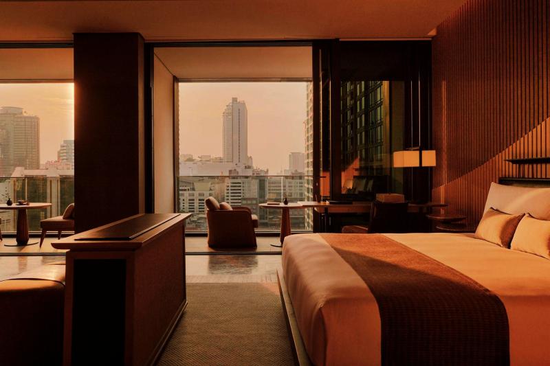 バスルーム側から見たベッドルーム越しの夕焼け