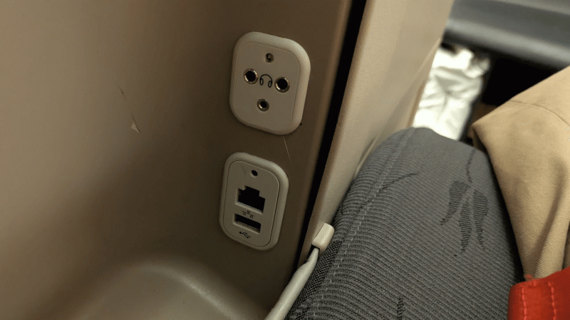 USBポートもあるので、スマホの充電も〇