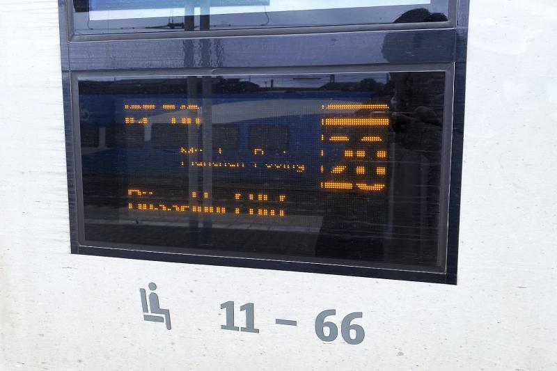 列車の乗車口の横に車両番号が表示されているので、チケットと照らし合わせながら自分が乗る座席を目指します