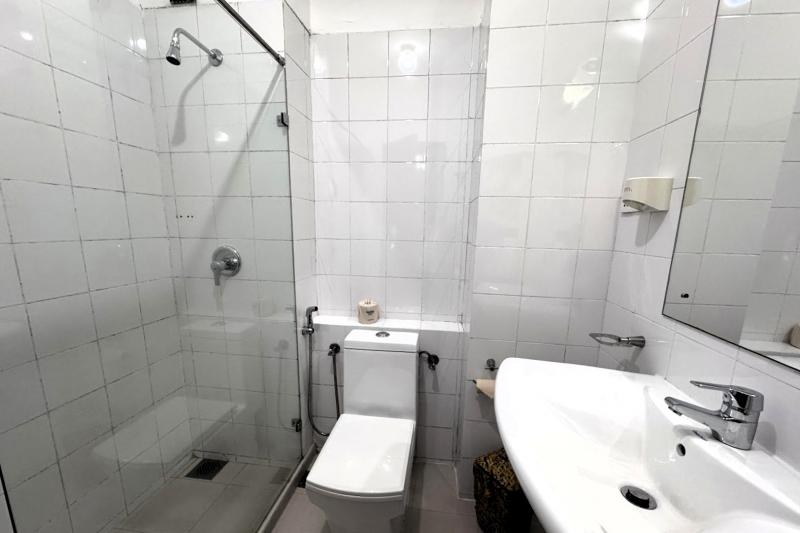 白タイルの清潔感あるバスルーム