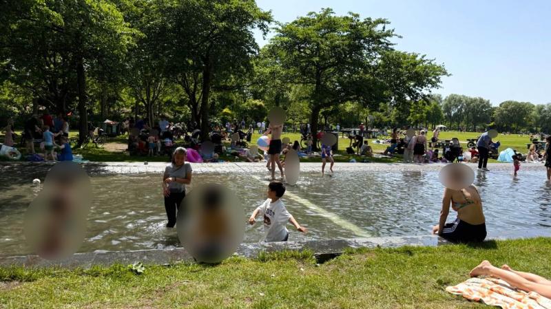 アムステルダムでレンタルバイク（自転車）をしてウェスター公園へ。偶然見つけたじゃぶじゃぶ池で遊んで全身びしょ濡れに 