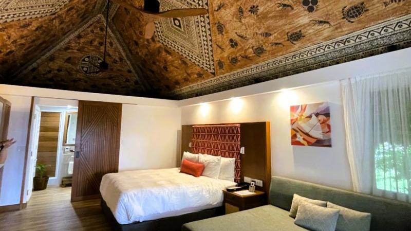 天井にタパがあしらわれたベッドルーム