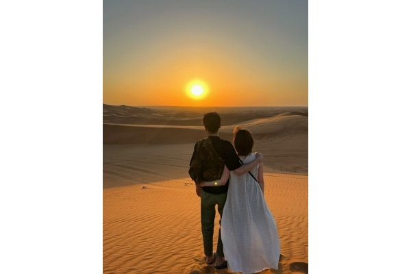 ドバイの砂漠ツアーにて。砂漠から見えるサンセットは美し過ぎてずーっと眺めていました