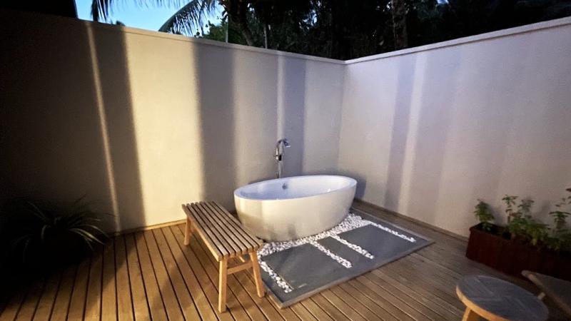 室外のバスタブ