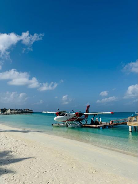 水上飛行機でリゾートに到着