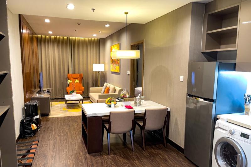 キッチンから見たダイニングとリビング