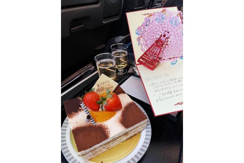 A. 行きのシンガポール航空では機内食の後にハネムーンのケーキとメッセージカードが…！ 美味しくて嬉しくて一生の思い出です！