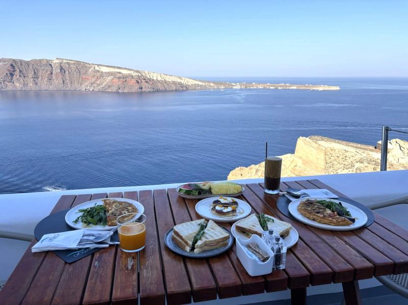 マレジオ スイーツのテラスでの朝食。好きなものをチョイスしてお部屋に運んでもらいました。絶景が目の前に、とても優雅です