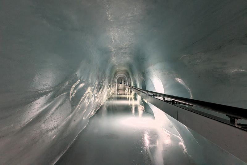 アイスパレス。床も壁も天井も氷でつるつるです