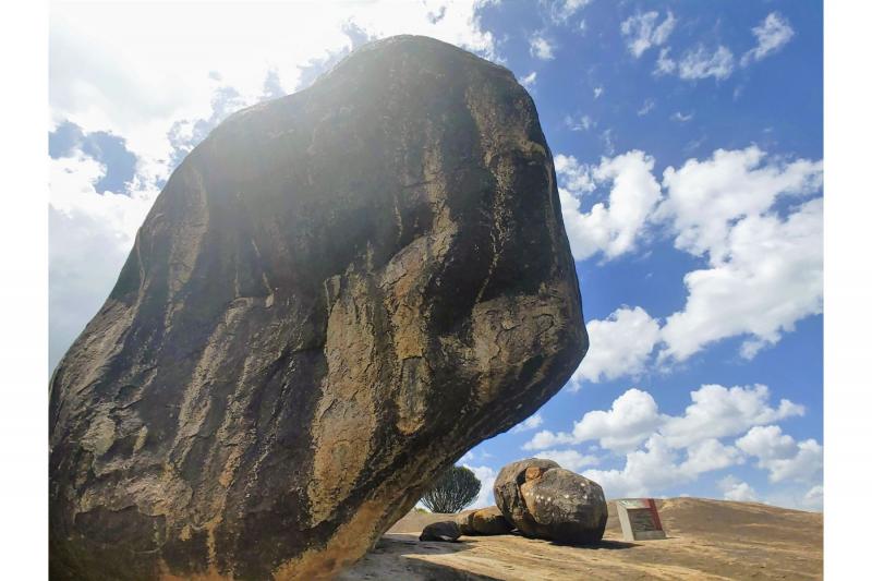 セレンゲティ国立公園内の巨岩「ゴングロック（Gong Rock）」