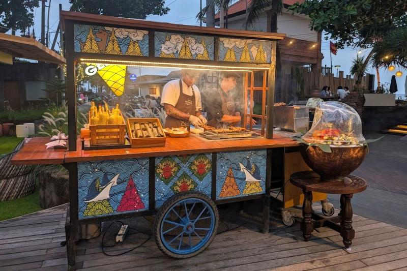 ホテル インディゴ バリ スミニャック ビーチで働く気さくなスタッフ