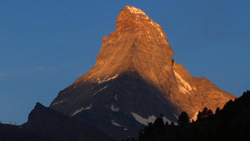 ツェルマットのホテル パルナスのテラスより、マッターホルンのモルゲンロート（朝焼け）