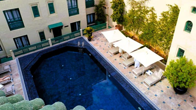 上階から見下ろしたプール