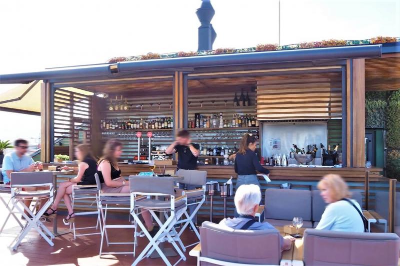 続いてルーフトップレストラン＆バー「Rooftop 'La Dolce Vitae」の開放的なテラス席