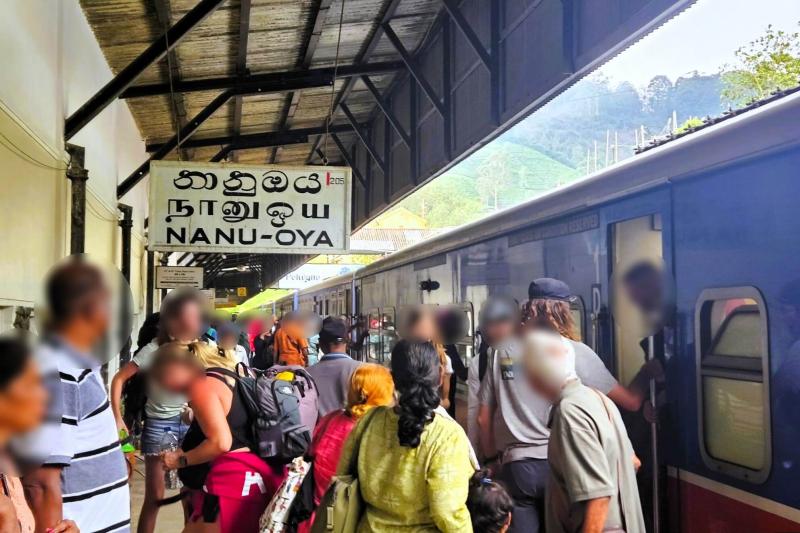 ナヌオヤ駅。多くの旅行者がここで下車します