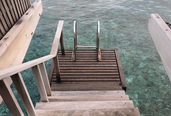 海に降りる階段