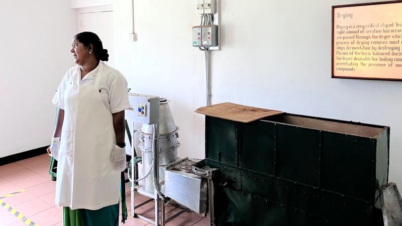 温度と湿度が管理されたスペースで寝かせて酸化発酵させます