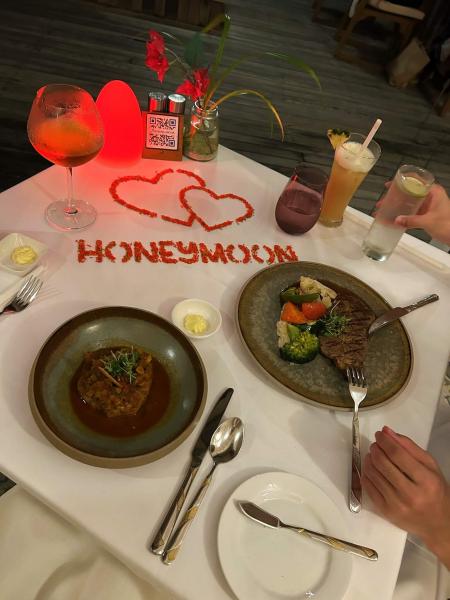 リゾート内のスペイン料理レストランで新婚旅行だったので、ハネムーンのテーブルコーディネートをしてもらえました