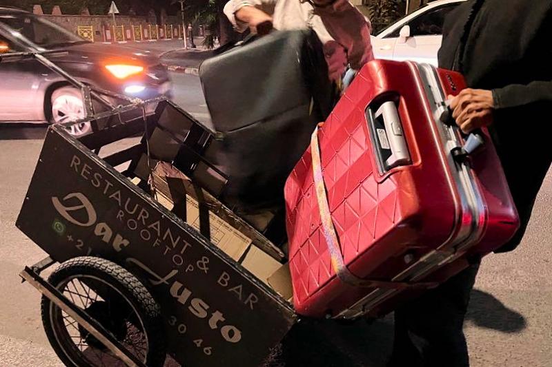 メディナ近くの大通りで車を降り、ポーターさんと一緒に10分ほど歩いてリヤドに向かいました