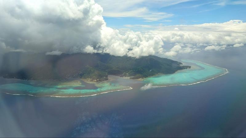 エアタヒチヌイでパペーテに到着する直前に、機内から見えたモーレア島