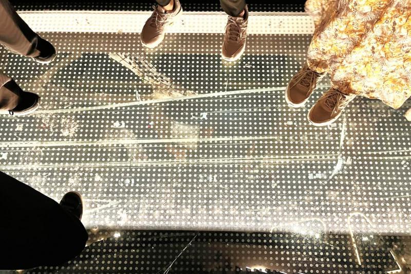 写真では分かりにくいですが、高さを実感できるガラス床