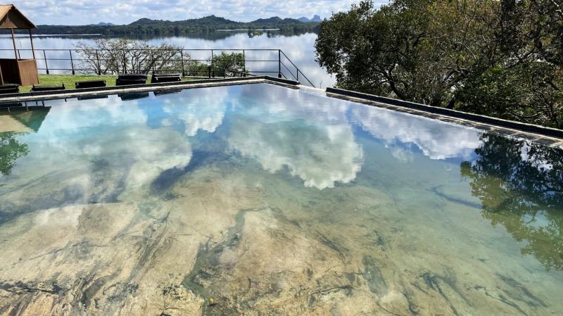 エントランス階の上には岩山をそのまま活かしたプールもあります