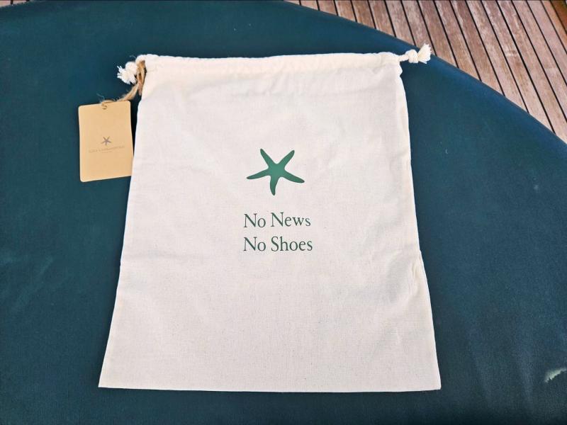 ボートで配られた「No News No Shoes」の袋