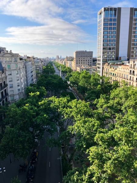バルセロナのホテル カサ フステルからの景色（ランブラス通り）