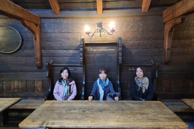 ブリッゲン地区のハンザの館（集会所）。裁判官の椅子に座ってみました
