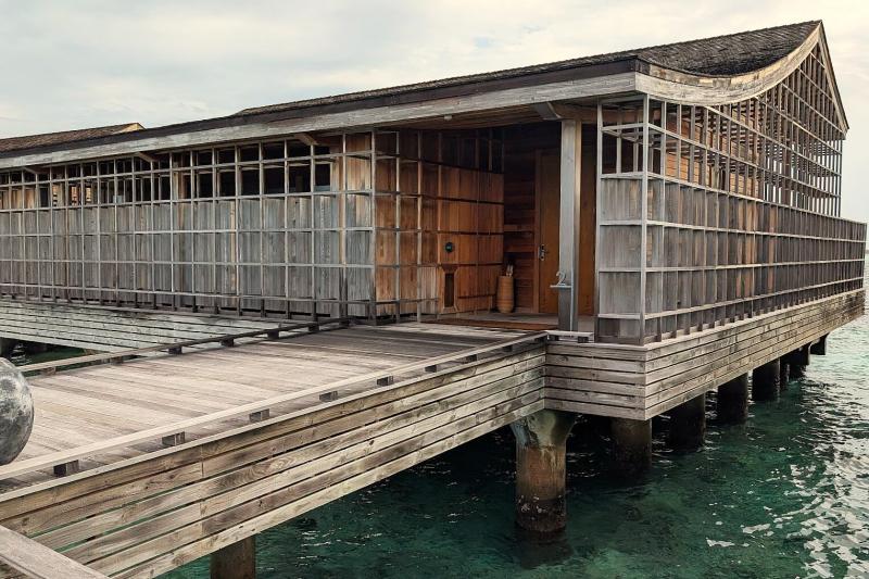 外観（太陽の光や風は通り抜けつつ外からの視界はさえぎられる造り）