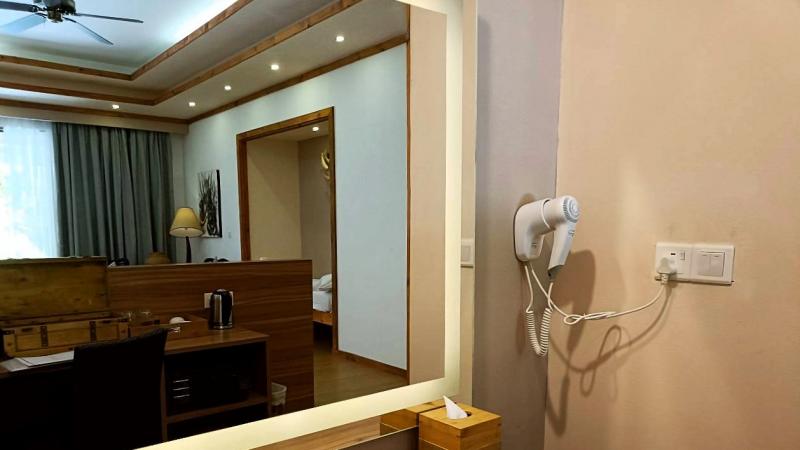 ドライヤーは固定式でしたが、白いフレーム部分が点灯する明るく大きな鏡の隣なので、不便はありません