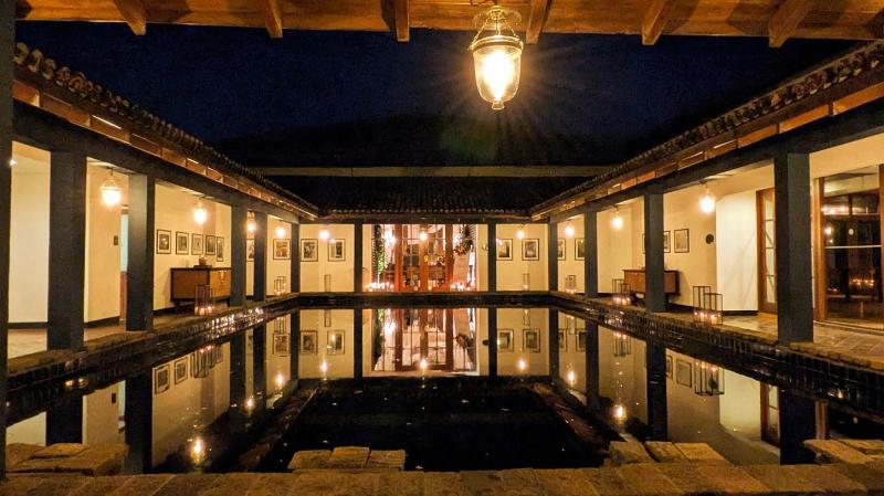 夜はガラッと雰囲気が変わります