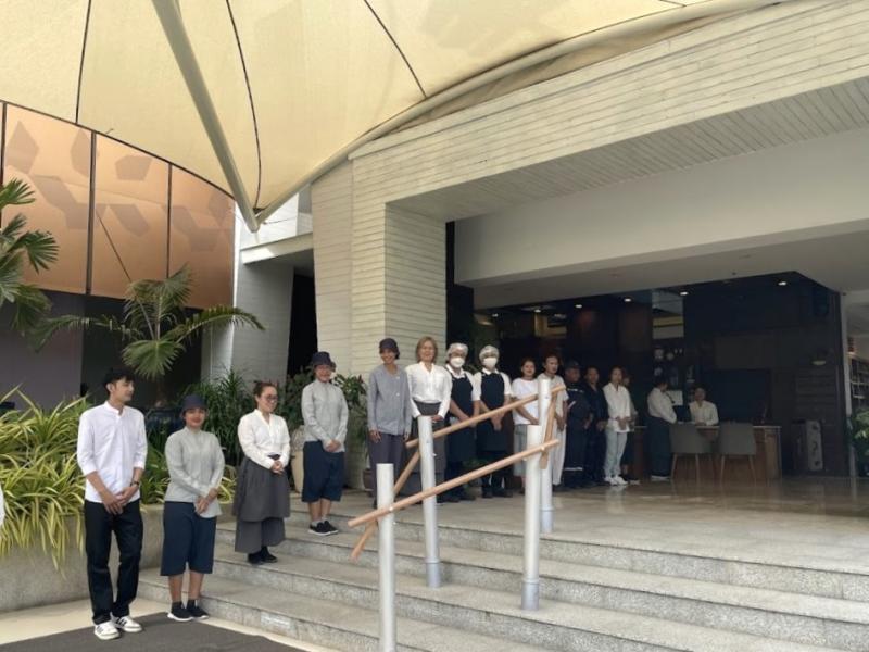 たくさんのスタッフがエントランスで