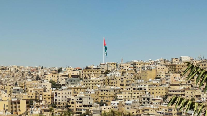 アンマンの街がミニチュアに見えてしまうような錯覚に陥る国旗の存在感がすごい！