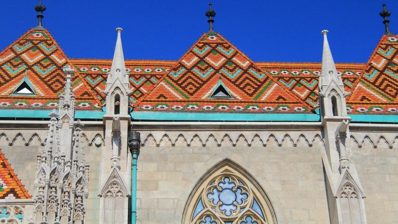 モザイク模様の屋根が美しいマーチャーシュ教会