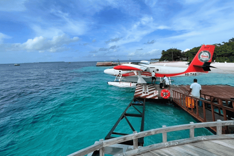 水上飛行機。綺麗なエメラルドグリーンの海に感動！