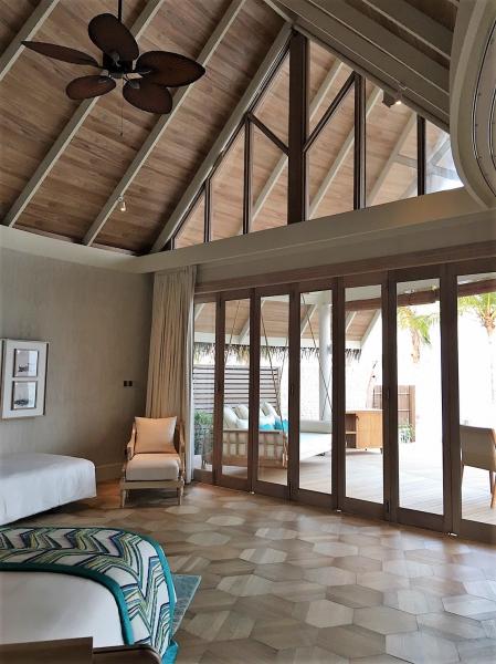 白木の高い天井と床、柔らかい雰囲気のお部屋は開放的です